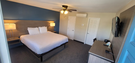 Beachwalker Inn & Suites - Deluxe King Room