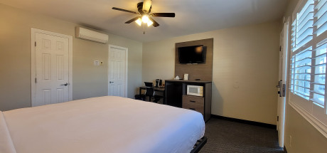 Beachwalker Inn & Suites - Deluxe King Room