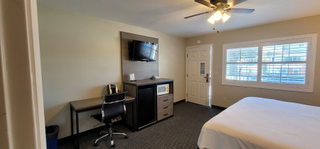 Beachwalker Inn & Suites - Deluxe King Room