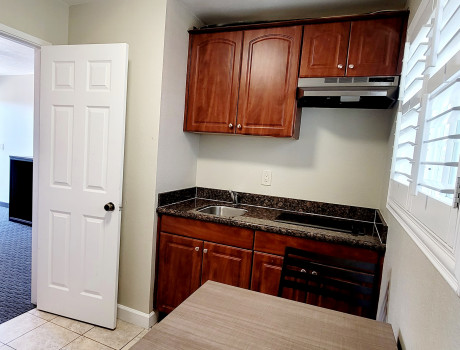 Beachwalker Inn & Suites - Kitchen