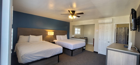 Beachwalker Inn & Suites - Deluxe Double Room, 2 Queen Beds with Kitchen