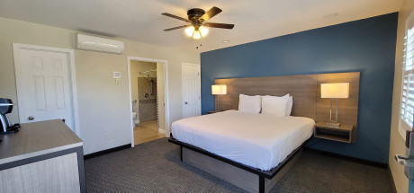 Beachwalker Inn & Suites - Deluxe Room, 1 King Bed, Accessible