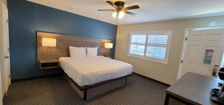 Beachwalker Inn & Suites - Deluxe Room, 1 King Bed, Accessible