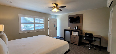 Beachwalker Inn & Suites - Deluxe Room, 1 King Bed, Accessible