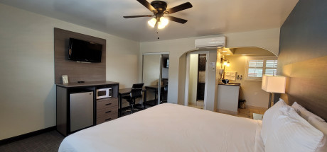 Beachwalker Inn & Suites - Deluxe King Room